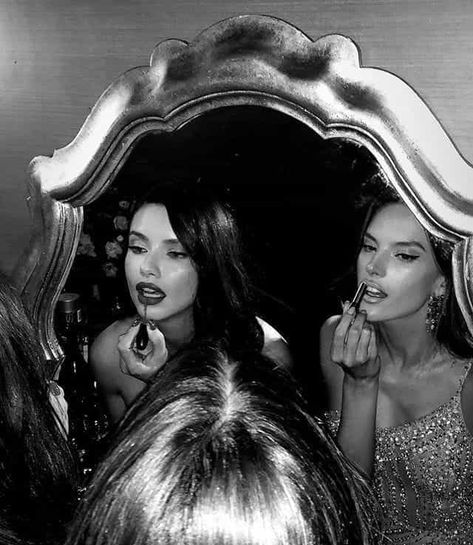 Adriana Lima, Lima Model, Cindy Kimberly, Foto Casual, Vanity Fair Oscar Party, Friend Goals, Shooting Photo, Alessandra Ambrosio, Black And White Aesthetic