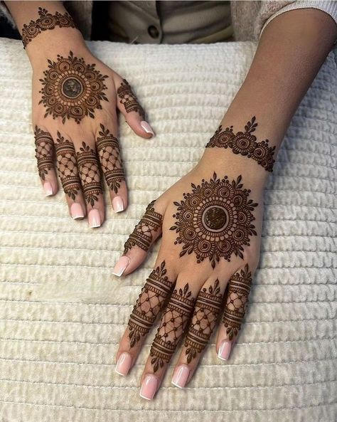 Fancy Mehndi Design, Back Hand Henna Design, Mehendhi Designs Simple Palm, Henna Design For Back Hand, Mehndi Designs Simple Back, Back Of Hand Mehndi Design, Indian Mehndi Designs Simple, Pakistan Mehndi Designs, Henna Design Fingers