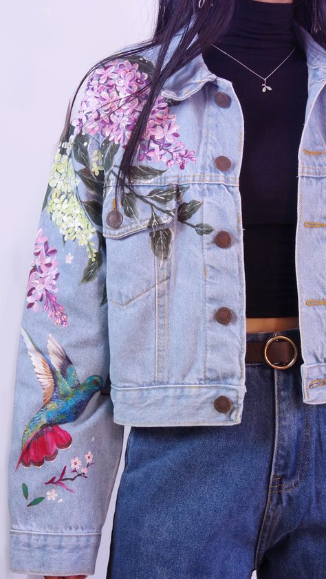 Denim Jeans Painting, Art On Clothes Paint, Painting Ideas On Clothes, Painted Denim Jacket Ideas, Jean Jacket Art, Paint On Clothes, Painting On Jeans, Jean Jacket Painted, Clothes Paint