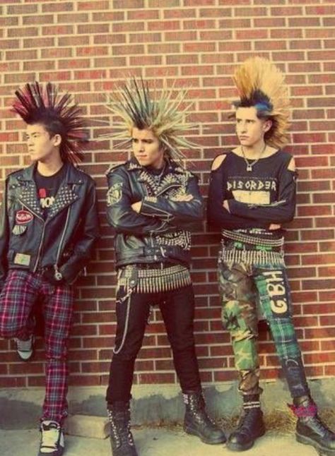 The punk Period did not catch on as strongly as the mod or hippie trend, but it can still be seen today. 80s Punk Fashion, Mohawk Hair, Punk Costume, Cultura Punk, Estilo Punk Rock, Moda Rock, 70s Punk, 80s Punk, Punk Culture