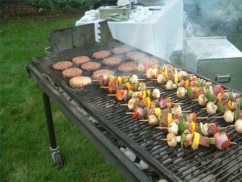 How to Decorate Your Yard for a Summer Barbecue thumbnail. Now this is my idea of a BBQ for a party! Barbecue Portable, Barbeque Party, Backyard Barbeque, Outdoor Barbeque, Barbeque Grill, Barbecue Party, Yard Decorations, Summer Barbecue, Backyard Barbecue