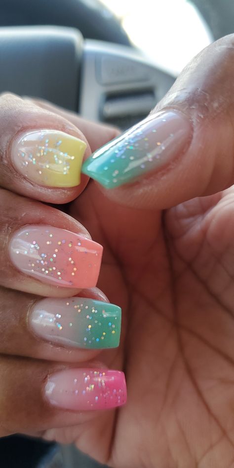 Spring Nails Ombre Glitter, Dipnails Ideas Summer, Ambre Nails Ombre Spring, Short Dip Powder Nails Summer 2023, Sparkle Tips Acrylic Nails, Multi Color Dip Nails, Dip Powder Nails Colors Summer Ombre, Nails With Sparkles Accent, Pride Dip Nails