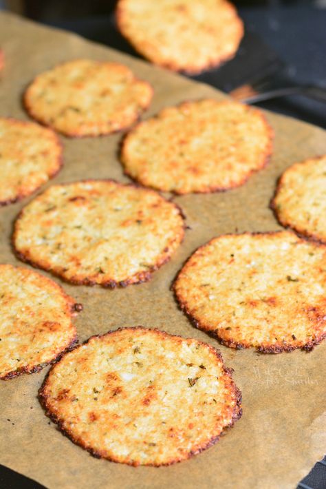 Cauliflower Parmesan Crisps. Amazing cauliflower snack that kids and adult will love. All you need is a head of cauliflower, block of Parmesan cheese, dry parsley flakes, and some garlic powder. #snack #cauliflower #parmesan Trizipitide Diet, Cauliflower Parmesan, Parmesan Chips, Vegetarian Ideas, Parmesan Crisps, Green Meals, Family Fresh Meals, Keto Snack, Cauliflower Crust