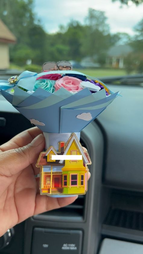 Essmee | Una hermosa mini rosa decoración para tu carro 🚙 . . Si deseas ordenar envíame un DM . . #essmeescreations #rosa #minirosa... | Instagram Car Gift For Girlfriend, Cars And Flowers Aesthetic, Flowers Bouquet Gift Girlfriend In Car, Diy Best Friend Gifts, 21st Bday Ideas, Flower Bouquet Diy, Easy Paper Crafts Diy, Creative Gifts For Boyfriend, Angel Gifts