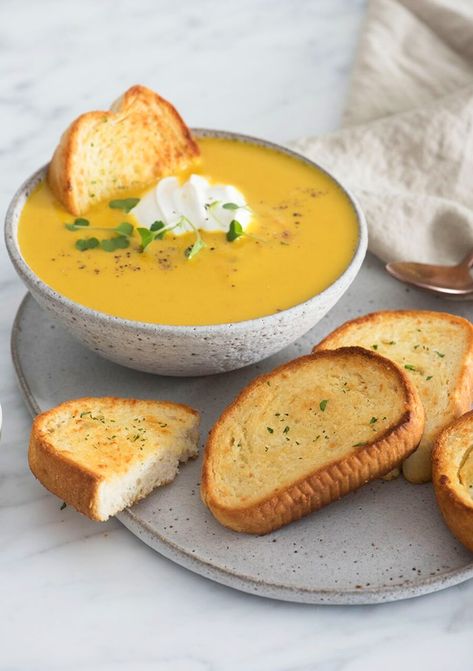 Pumpkin Soup With Garlic Bread Tuna Dinner Recipes, Pumkin Soup, Tomato Gravy Recipe, Chili Recipe With Black Beans, Roast Pumpkin Soup, Kitchen Witch Recipes, Best Bread, Filling Dinner, Lentil Stew