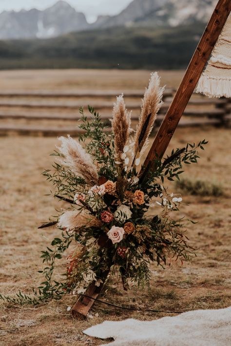 Mountain Wedding Centerpieces Diy, Desert Boho Wedding Decor, Woodsy Wedding Flowers, Mountain Wedding Florals, Neutral Western Wedding, Western Mountain Wedding, Pampas Installation, Mountain Boho Wedding, Montana Wedding Dress