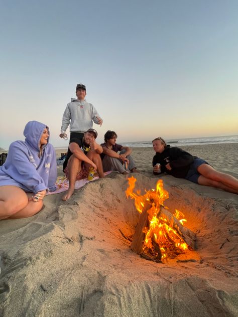 Living On Beach, Camping By The Beach, Beach Days With Friends, Senior Beach Trip, Senior Trip Aesthetic, Friends Beach Trip, Beach Trip Aesthetic, Bone Fire, Beach Gathering