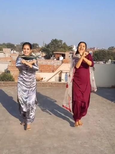 Gidha Punjabi, Bhangra Dance Videos, Punjabi Dance Videos, Giddha Dance, Punjabi Dance, Khushi Punjaban, Simple Dress For Girl, Bhangra Dance, Suit Traditional