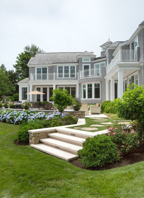 Hamptons Home Exterior, Coastal House Exterior, Cape Cod House Interior, East Coast House, Cape Cod Interior Design, Cape Cod House Exterior, House In The Hamptons, Nantucket Style Homes, Nantucket House