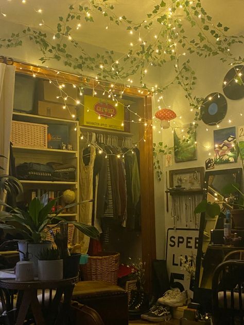 Gamer Room With Plants, Fairy Dorm Room Aesthetic, Pretty Lights For Bedroom, Fairy Light Arrangements Bedroom, Small Room Fairycore, Fairy Room Inspiration, Vines Lights Bedroom, Vintage Small Room Ideas, Grunge Plant Bedroom