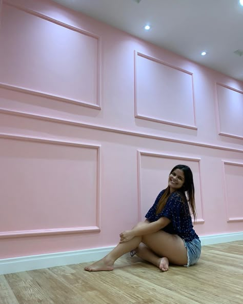 Parede rosa de boiserie 💘 Boutique Rosa, Studio Rosa, Makeup Studio Decor, Esthetics Room, Nail Salon Design, Nail Art Studio, Beauty Room Decor, Beauty Room Design, Boutique Interior