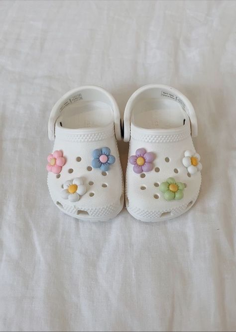 Crocs For Babies, Crocs With Flowers, Baby Crocs Shoes, Preppy Shoe, Shoes For Baby Girl, Toddler Crocs, White Crocs, Shoe Decoration