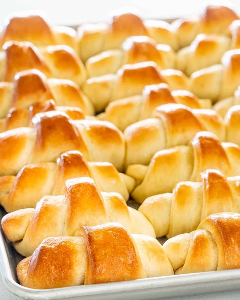 These Crescent Rolls are really the perfect dinner rolls. Soft, buttery, amazing flavor yet incredibly simple to make. There's nothing better than fresh hot dinner rolls right out of your oven. #dinnerrolls #crescents #crescentrolls #recipe Dinner Rolls Easy, Homemade Crescent Rolls, Buttery Rolls, Crescent Recipes, Jo Cooks, Homemade Bread Recipes Easy, Fall Soup Recipes, Homemade Dinner Rolls, Crescent Roll Recipes