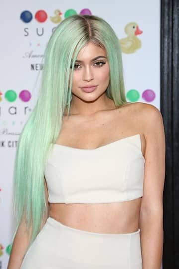 Kylie Jenner debuts dramatic mint green hair | HELLO! Mint Hair Color, Mint Green Hair, Fantasy Hair Color, Hair Color Guide, Porous Hair, How To Wear A Wig, Mint Hair, Color Guide, Fantasy Hair