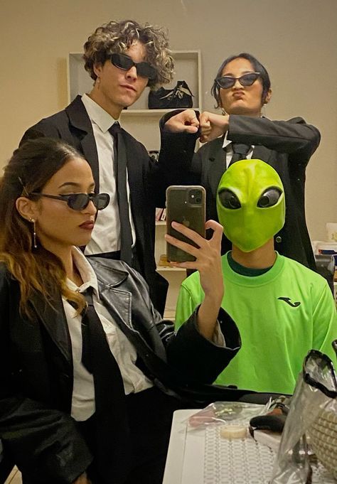 Men Im Black Costume, Costume Party Couple, Simple Matching Costumes, The Men In Black Costume, Shes The Man Halloween Costumes, Men And Black Costume, Men In Black Group Costume, 3 Costume Ideas Group, Mib Aesthetic