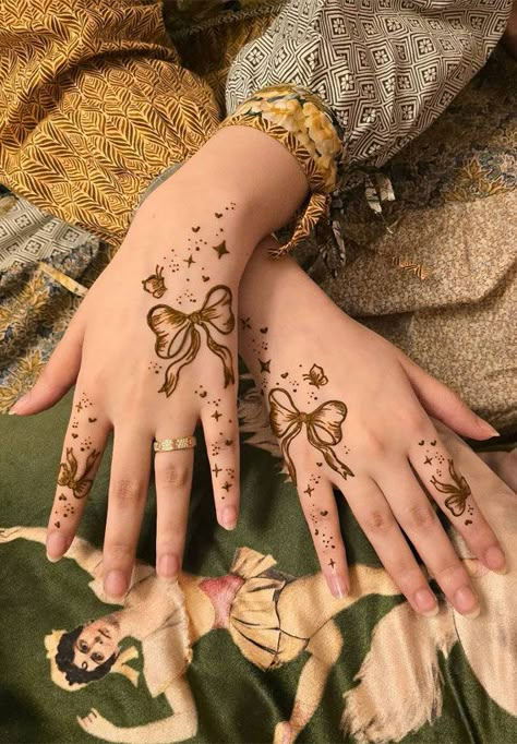 stylish henna, modern henna, Modern henna designs, Modern henna for hands, modern henna designs simple, Modern henna for beginners, modern mehndi design back hand, modern henna designs front hand, simple henna designs, eid henna designs, arabic henna designs, simple mehndi design, new mehndi design, henna designs for eid Modern Henna Designs Front Hand, Eid Henna Designs Arabic, Arabic Henna Designs Simple, Simple Modern Henna, Henna Designs Front Hand Simple, Henna For Hands, Henna Modern, Henna Designs Arabic, Modern Mehndi Design