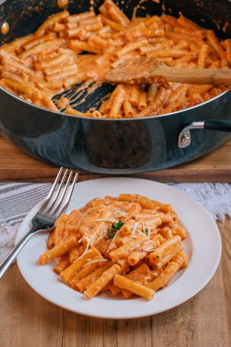 If you are craving a creamy cheese-covered pasta, this five cheese ziti recipe is for you! As a copycat recipe of Olive Garden's five cheese ziti is so flavorful that you will be soon adding it to your weeknight rotation. Five Cheese Ziti Recipe, Creamy Ziti Pasta, Cheese Ziti Recipes, Easy Walmart Meals, Food Inspo Dinners, Five Cheese Pasta, Ziti Pasta Recipes, Soft Dinner Ideas, 4 Cheese Pasta