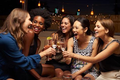 Group Of Female Friends, Friends Enjoying, Hobbies For Women, The Perfect Girl, Flirting Moves, Ideas Party, Female Friends, Fashion Night, Rooftop Bar