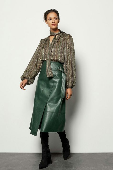 Green Leather Skirt Outfit, Midi Leather Skirt Outfit, Green Leather Skirt, Leather Wrap Skirt, Long Leather Skirt, Winter Mode Outfits, Leather Clothes, Leather Skirt Outfit, Pencil Skirt Outfits