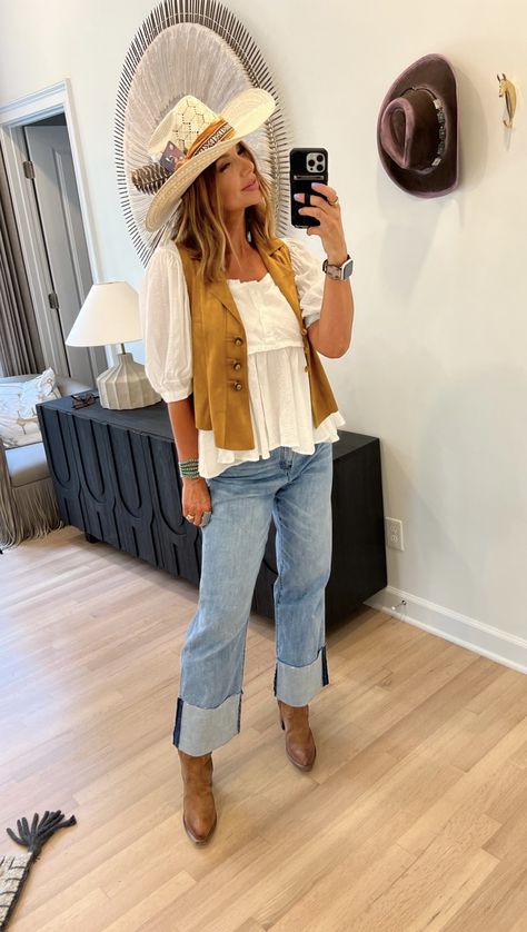 Sugarland Concert Outfit, Country Boho Aesthetic, Boho Western Fall Outfits, Stockyards Fort Worth Outfit Winter, Western Chic Outfits Casual, Nfr Rodeo Las Vegas Outfits, Plus Size Outfits With Cowboy Boots, Chambray Shirt Outfit Fall, Cowboy Jeans Outfit