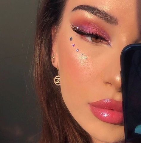 euphoria makeup idea Donni Davy, Clean Makeup Look, Confetti Tour, Concert Makeup, Maybelline Color Tattoo, Crystal Makeup, Rhinestone Makeup, Rave Makeup, Smink Inspiration