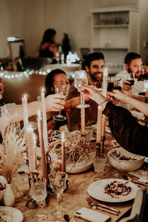 11 New Year’s Eve Party Trends That Will Excite You Nye Cabin Party, Wine Smoothie, New Years Dinner Party, Nye Dinner, New Years Eve Dinner, New Years Dinner, Party Photoshoot, Party Trends, Dinner Party Table