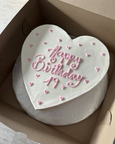 22 Heart Cake, Tårta Design, 19th Birthday Cakes, Heart Birthday Cake, Vintage Birthday Cakes, Mini Torte, Cute Birthday Pictures, Pink Birthday Cakes, 16 Birthday Cake