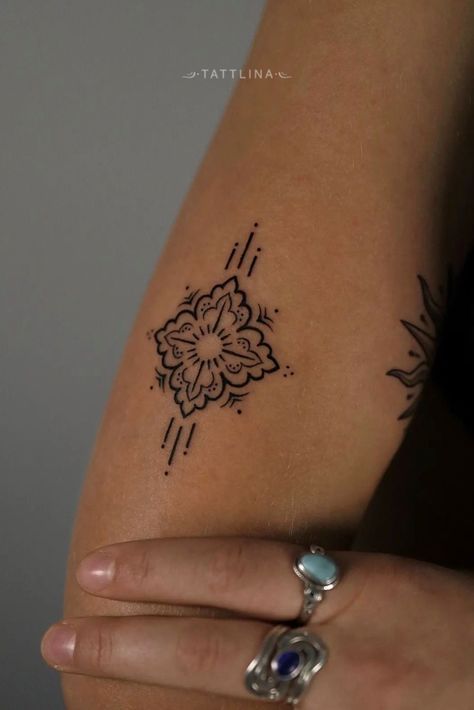 Arm Tattoo For Woman, Ornamental Arm Tattoo, Tattoo For Woman, Trippy Tattoo, Earthy Tattoos, Germany Hamburg, Hippie Tattoo, Handpoke Tattoo, Elbow Tattoos