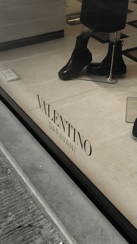 vitrine da loja valentino garavani em firenze, Itália. Valentino Aesthetic, Valentino Store, Firenze Italy, Italy Fashion, Girls Dream, Window Display, Luxury Brand, Valentino Garavani, Fashion Store