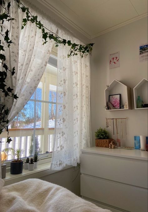 Winter Room Ideas Bedrooms, Spring Room Makeover, Spring Bedroom Aesthetic, Cozy Spring Bedroom, Vintage Wallpaper Room, Winter Room Aesthetic, Spring Room Aesthetic, Facial Room Ideas, Window Decor Bedroom