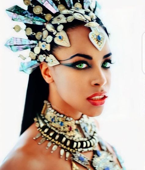 Aaliyah in Queen of the Damned Akasha Queen Of The Damned, Aaliyah Movie, Aaliyah Pictures, Queen Of The Damned, Mac Collection, Aaliyah Haughton, Elves Fantasy, The Vampire Chronicles, Vampire Queen