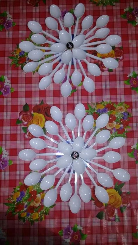 Plastic Spoon Art, Spoons Diy, Plastic Spoon Crafts, Spoon Craft, Spoon Crafts, Spoon Art, Plastic Bottle Crafts, Plastic Spoons, Plastic Crafts