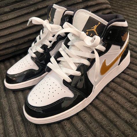 Never Worn. New Condition. No Box But Completely New. Size 6.5 In Boys, 8 In Women’s Jordans Air Force 1, Nike And Jordan Shoes, Nike Women’s Shoes, Tenis Jordan 1, Jordans For Women, Jordan 1s Black, Tenis Nike Jordan, Jordans Aesthetic, Hoop Shoes