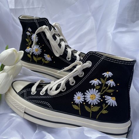 AliBoxGifts - Etsy Wedding Hand Embroidery, Embroidery Shoes Diy, Twd Oc, Embroidery Converse, Chuck Taylor High Tops, Converse Embroidery, Floral Converse, Cool Converse, Cute Converse Shoes