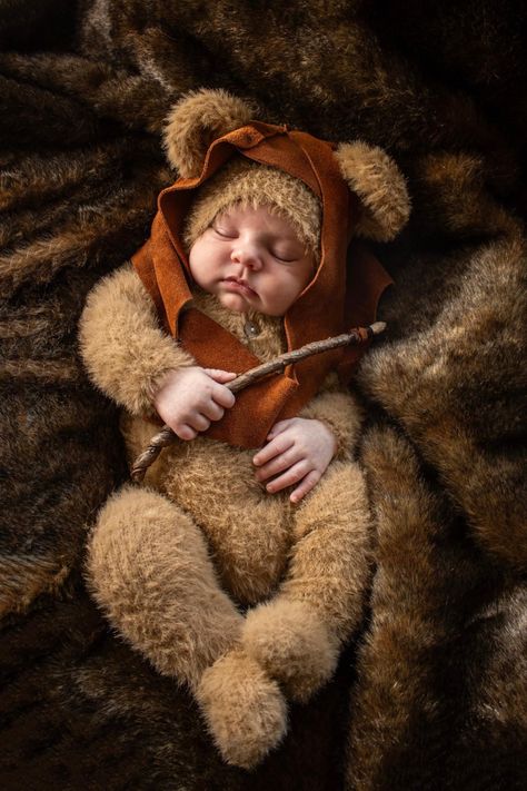 Newborn Star Wars Photography, Ewok Family Costume, Ewok Cosplay, Baby Ewok, Baby Ewok Costume, Ewok Baby, Newborn Fantasy Photography, Star Wars Costumes, Baby Pics