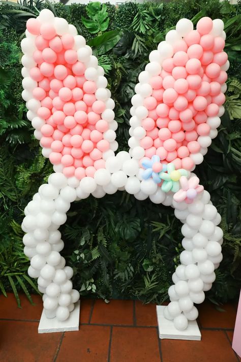 Simple and Festive Easter Balloon Arch Ideas Easter Bunny Balloon Arch, Cool Balloon Arch Ideas, Diy Bunny Balloon, Easter Party Decorations Ideas, Simple Easter Backdrop Ideas, Bunny Balloon Garland, Easter Balloons Garland, Easter Balloon Garland Ideas, Event Decoration Ideas Creative Simple