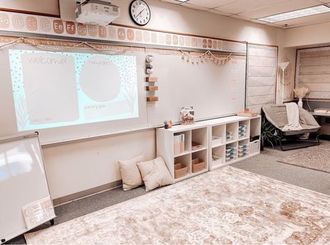 Class Decoration Ideas Primary School, Classroom Primary School, Minimal Kindergarten Classroom, Primary School Teaching Ideas, Primary Classroom Setup, Neutral Bulletin Board Classroom, Neutral Classroom Display, Neutral Classroom Decor Bulletin Boards, Neutral Preschool Classroom