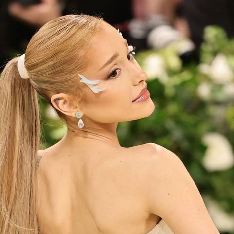 Ariana Grande Height Comparison, Ariana Grande Height, Ariana Grande Met Gala, Musician Aesthetic, Ariana Grande Today, Height Comparison, Ponytail Girl, Ariana Grande Outfits, Celebrity Singers