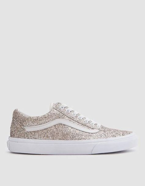 Glitter vans for funky wedding fun Trendy Womens Sneakers, Wedding Vans, Glitter Vans, Bridal Sneakers, Tenis Vans, Looks Jeans, Quinceanera Ideas, Wedding Sneakers, Glitter Sneakers