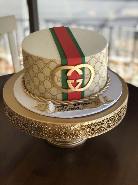 Gucci Cake Gucci Cake Ideas, Gucci Birthday Cake, Louis Vuitton Cake, Gucci Cake, Tårta Design, Torte Creative, Chanel Cake, Royal Cakes, Nursing Cake