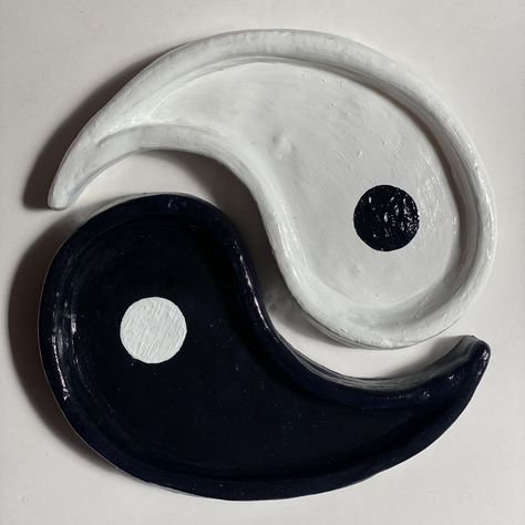 Yin Yang Clay Dish, Yin Yang Ceramics, Ying Yang Clay, Valentines Event, Ceramica Ideas, Handmade Ceramic Jewelry, Guitar Diy, Marble Ceramics, Book Art Diy