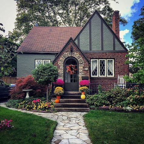 Charming cottage. Old Glen Ridge Neighbourhood, St. Catharines, Ontario. Tiny House Plans Small Cottages, Small Cottage Designs, Small Cottages, Best Tiny House, Tudor Style Homes, Dream Cottage, Cute House, Cottage Design, Tiny House Plans