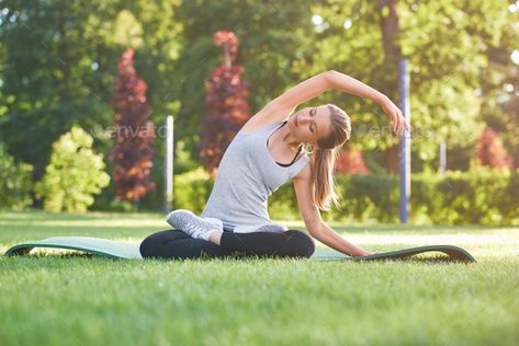 Yoga Photoshoot Ideas, Yoga Garden, Woman Doing Yoga, Pilates Poses, Yoga Poses Photography, Yoga Photoshoot, Yoga Outdoor, Pilates Routine, Woman Yoga