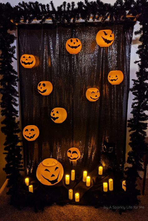 Easy DIY Floating Pumpkin Halloween Display Diy Backdrop Halloween, Halloween Photo Booth Diy, Halloween Party Backdrop Photo Booths, Halloween Party Photo Backdrop Diy, Halloween Booth Ideas, Halloween Photo Booth Ideas, Halloween Photo Backdrop Diy, Diy Halloween Photo Backdrop, Halloween Photo Booth Backdrop