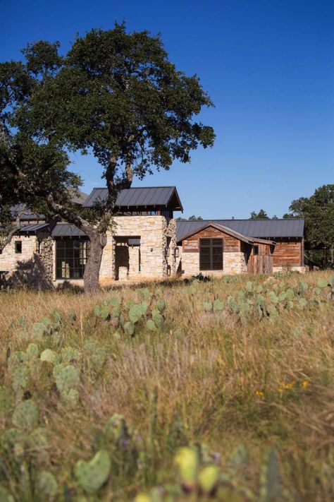 Home Exterior Styles, Stone Homes, Ranch House Designs, Rustic Homes, Hill Country Homes, Rustic Exterior, Country House Design, Texas Ranch, Modern Ranch