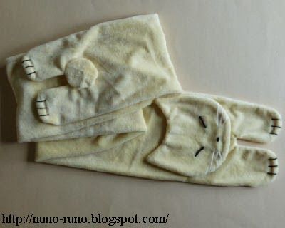 Nuno life: Cat scarf Chat Diy, White And Black Cat, Short Scarves, Felt Shoes, Cat Scarf, Ladder Stitch, Sock Animals, Felted Scarves, Cat Crafts