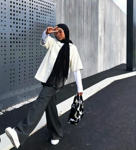 Casual Hip hop dresses with Hijab, girlish hijab styles Modest Fashion Streetwear, Streetwear Fashion Women Hijab, Hijab Outfit Streetwear, Streetwear Hijab Outfit, Hijab Streetwear Outfit, Hijabi Streetwear, Hijab Fits, Haircut Selfie, Photo Hijab