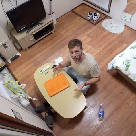 YouTuber Shares What It’s Like to Live in a 90-Sq Ft Japanese Micro-Apartment Japanese Tiny Apartment, Small Japanese Apartment, Tiny Japanese Apartment, Micro Kitchen, Unusual Architecture, Japanese Apartment, Micro Apartment, Tiny Apartments, Optimize Space