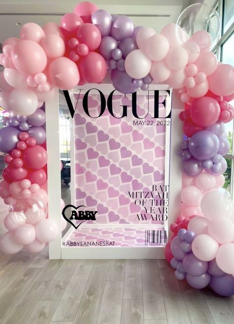 Fashion Theme Birthday Party Ideas, Fashion Party Decorations, Vogue Party Decoration, Vouge Party Ideas, Vogue Themed Birthday Party, Aesthetic Event Decor, Vogue Birthday Theme, Event Balloon Decor, 15 Bday Ideas