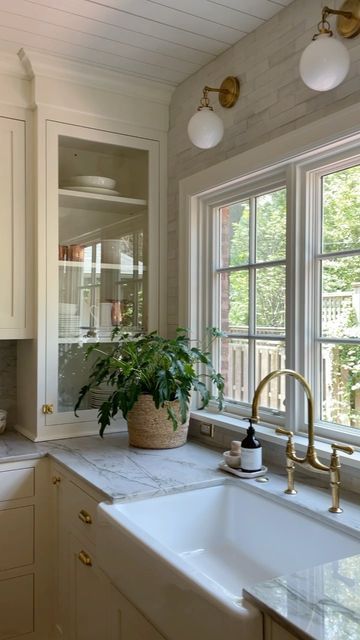 One Window Kitchen, Kitchen Cabinets Next To Window, Understated Elegance Decor, Traditional Design Kitchen, Modest Kitchen Design, Vintage Home Renovation, Classic Kitchen Ideas, Kitchen Ideas Classic, Windows In Kitchen